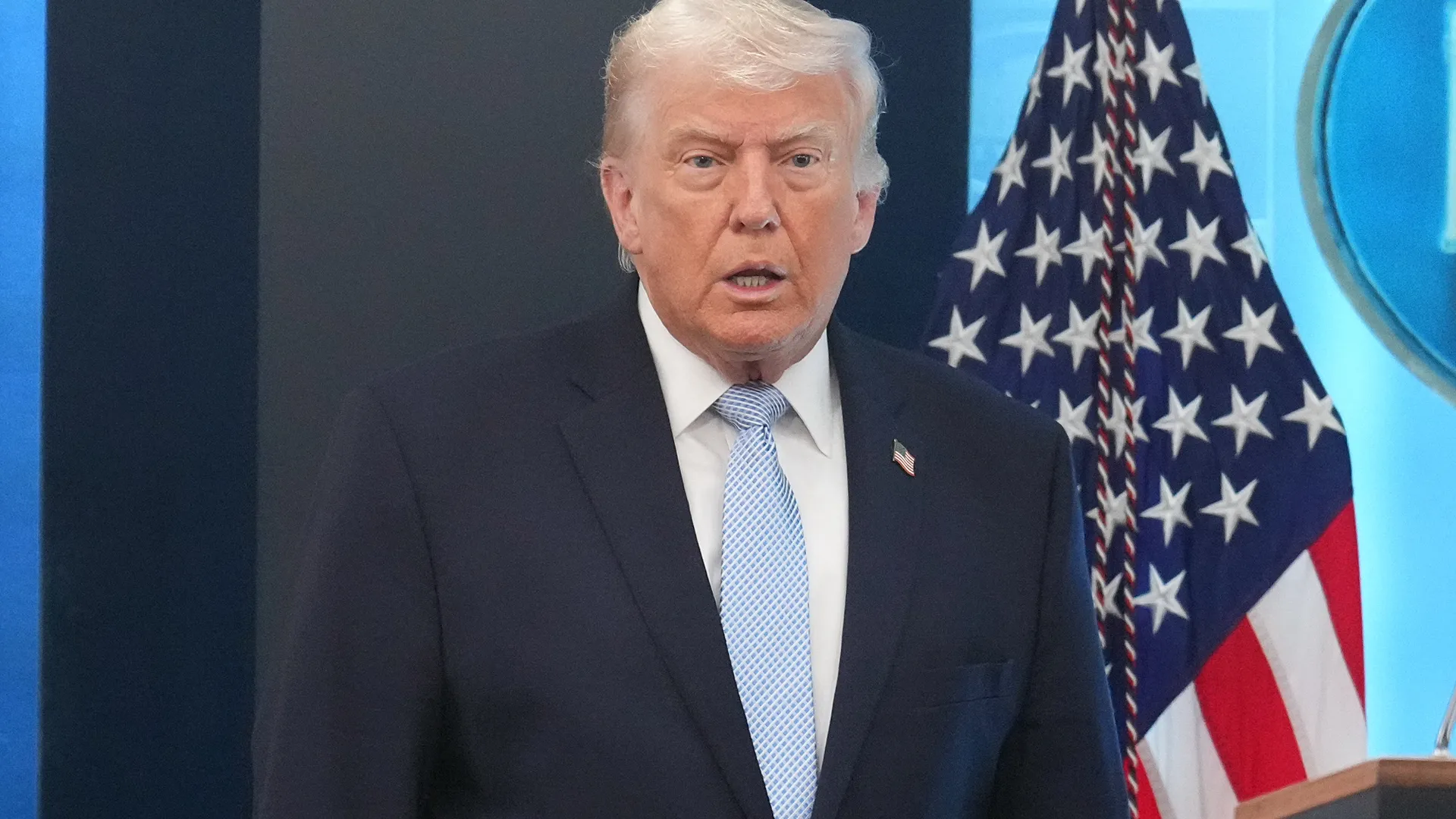 Трамп таҳдид мекунад, ки Эронро дар як шаб нобуд мекунад: зарбаҳо ба пулҳо, нерӯгоҳҳо ва амалиёти бузурги наҷоти пилот